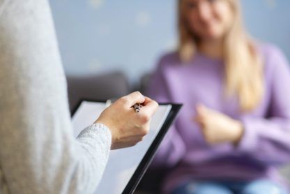 Sesión de psicoterapia, una mujer habla con su psicólogo en su consultorio.
