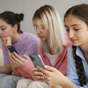 Beneficios y riesgos de las redes sociales en los adolescentes