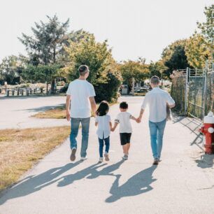 padres cuidando a sus hijos psicología